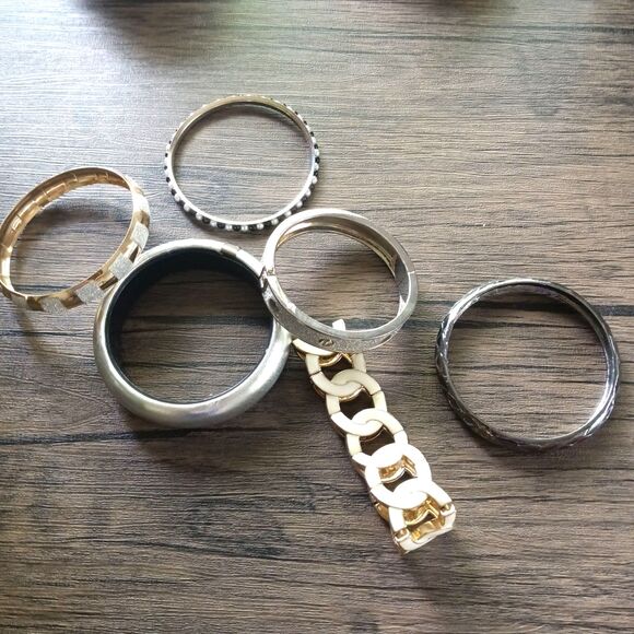 5 Bangles gold and silver toned ; 1 chain bracelet cream/gold resin - Picture 1 of 3